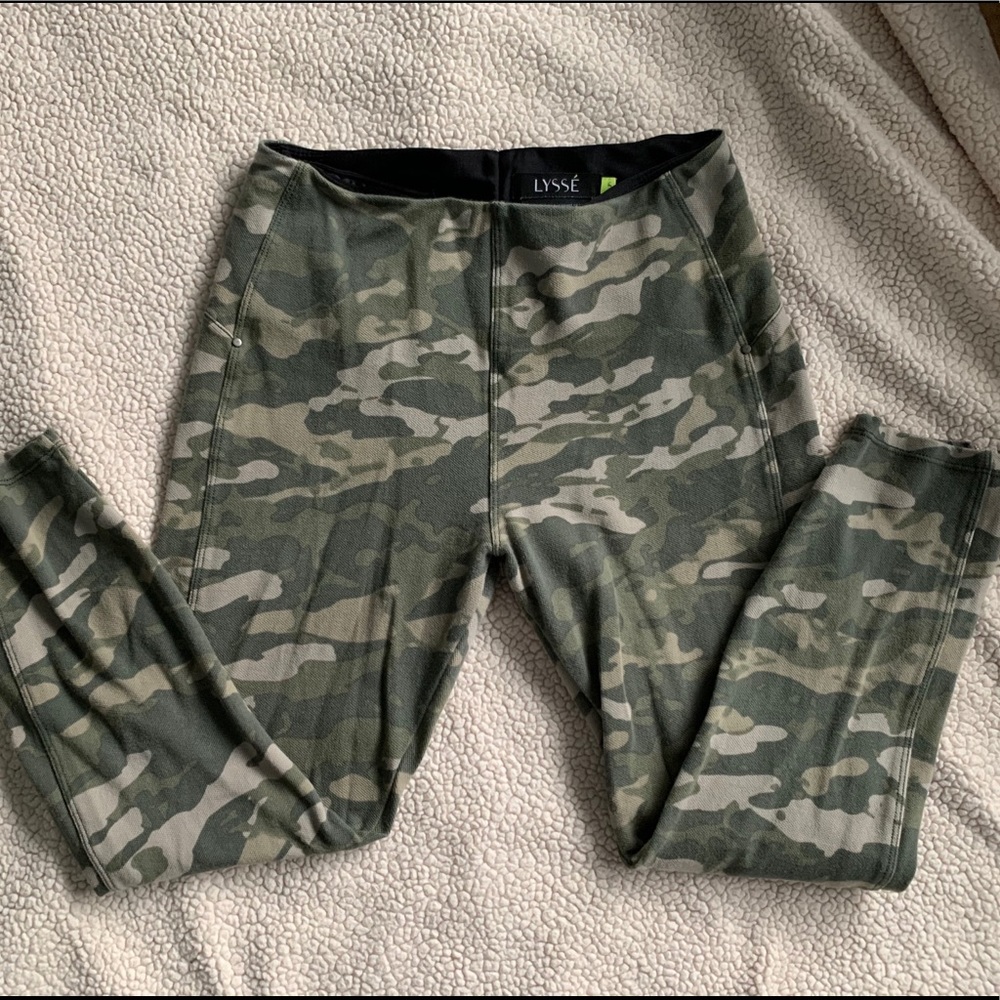 LYSSÉ Camo Ankle Pants Size Small